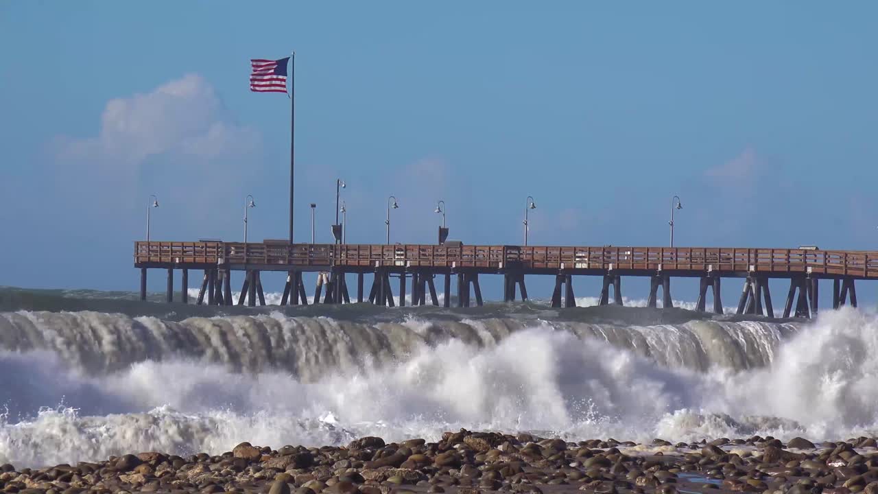 enormes olas rompen en una playa de california durante una gran tormenta 5