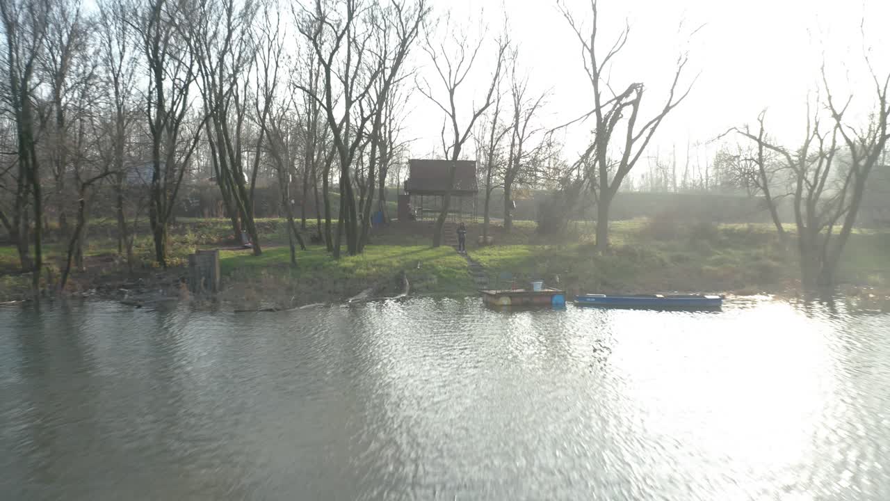 무인 항공기 조종사와 놀라운 강변을 캡처하는 비행 무인 항공기