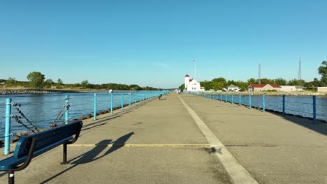 Una-Vista-Del-Faro-Del-Muelle-Sur-En-Muskegon