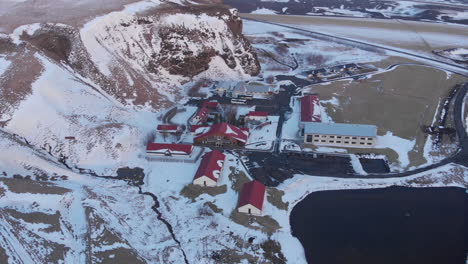 drone cerca de la montaña en vik islandia