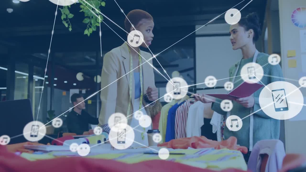 두 명의 다양한 여성 패션 디자이너가 스튜디오에서 토론하는 디지털 아이콘 네트워크의 애니메이션