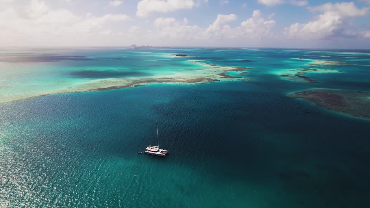 aguas cristalinas azules