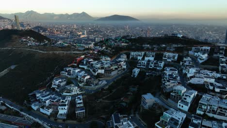 Luftaufnahme-Des-Kontrasts-Zwischen-Arm-Und-Reich-In-Den-Hügeln-Von-Monterrey,-Mexiko