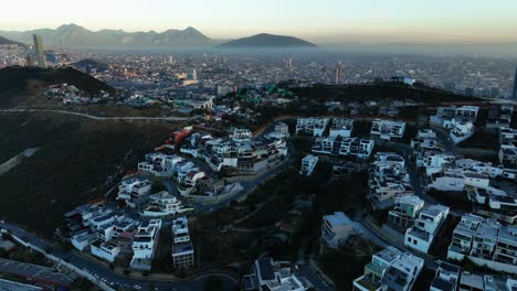 vista aérea del contraste entre ricos y pobres en las colinas de monterrey, méxico