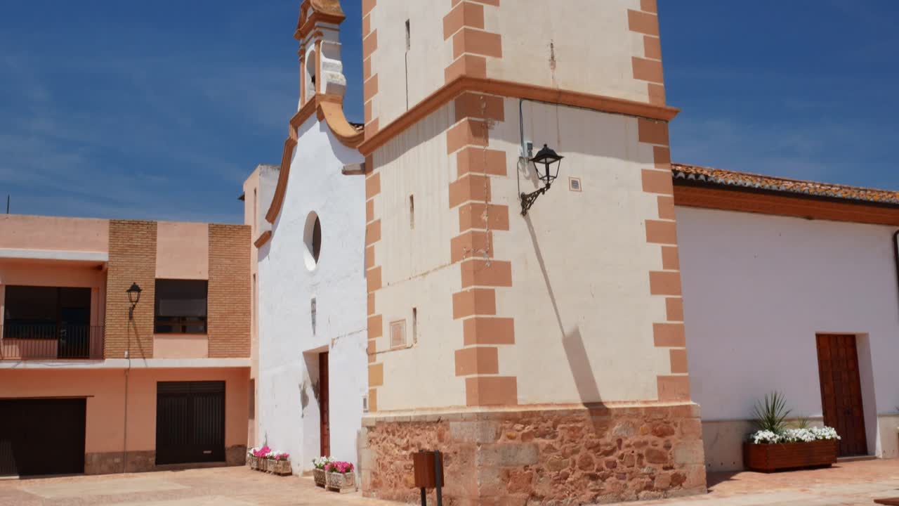 tiro inclinado hacia abajo de la iglesia de san agosto en mascarell, españa