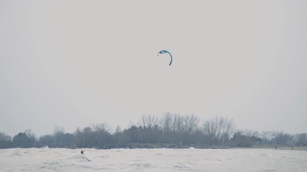 가을 시즌을 배경으로 극한의 파도를 타고 있는 카이트서퍼