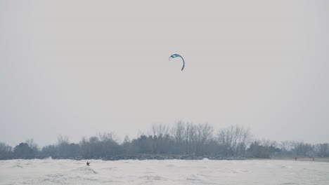 Kitesurfer,-Der-Auf-Extremer-Seewelle-Mit-Herbstsaisonhintergrund-Reitet