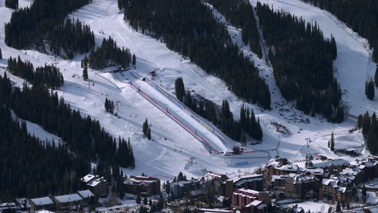 Kuparikukkulan hiihtokeskuksen half-pipe I-70-tien varrella, talviaamu, ilmakuva lennokilla, parallaksi, joulukuu, tammikuu, itäinen keskusta, kylän tuolihissi, gondoli, hiihto, lumilautailu, ladut, hoidetut laskettelurinteet, ympyrä oikealle, liike