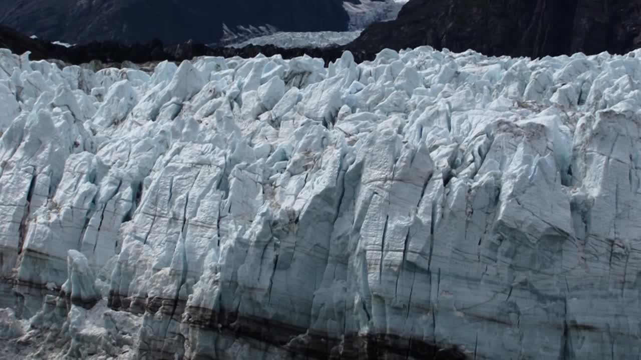 зазубренные пики льда на вершине ледника маржери образуют уникальную форму
