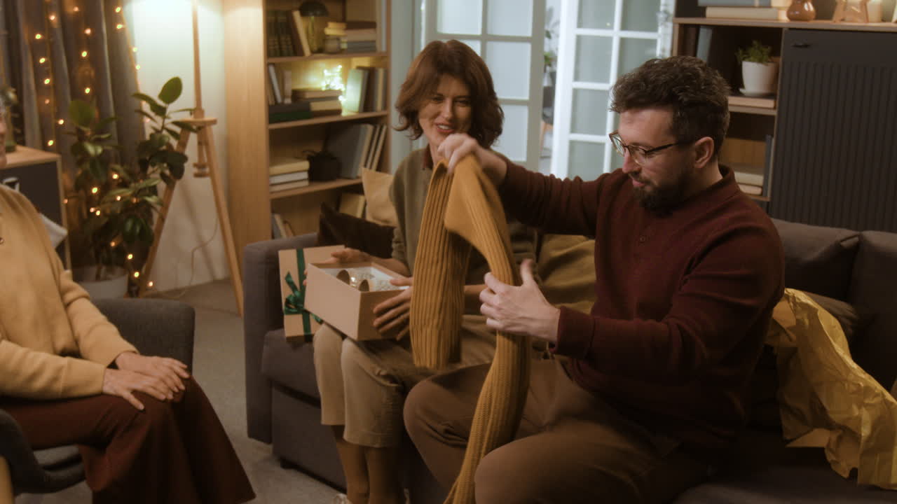 семья празднует рождество вместе дома