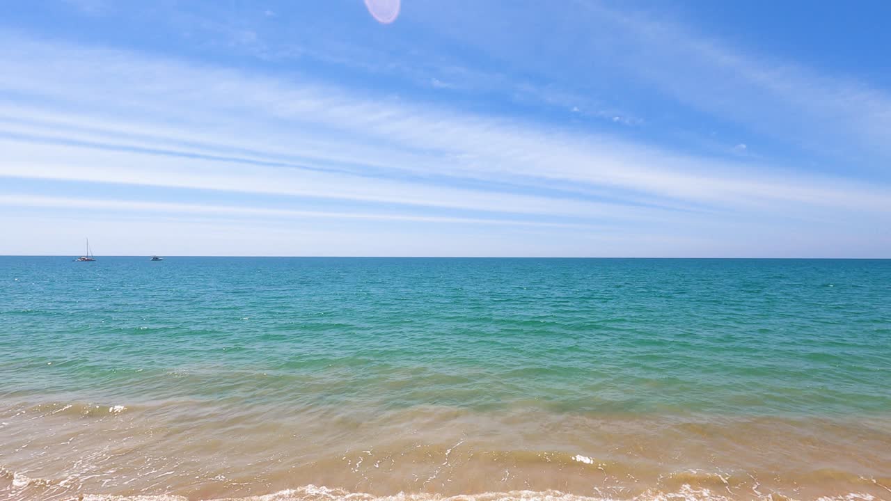 은 푸른 하늘의 태국 해변 여름 휴가 시즌. 남해로 여행.  빛, 고층 구름, 모래 해변에서 서핑하는 평온한 파도. 은 날, 하늘의 풍경, 텍스처, 자연 배경.