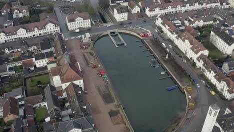 la ciudad balneario barroca bad karlshafen ubicada en el weser cerca de holzminden y höxter en el norte de hesse, alemania