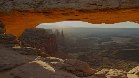 Panoramaaufnahme-Des-Mesa-Bogens-Bei-Sonnenaufgang-Im-Canyonlands-Nationalpark