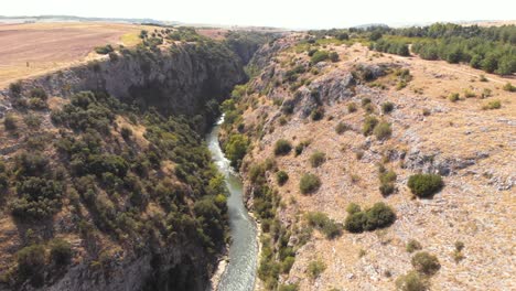 Toma-Panorámica-Aérea-Del-Mediodía-Del-Cañón-Y-Río-Aggitis,-Ecoturismo-En-Grecia