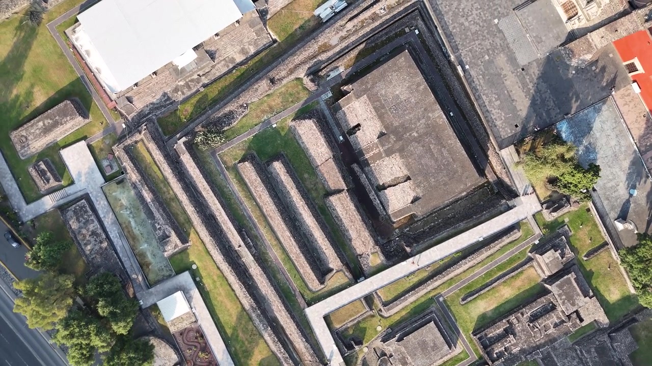 Scatto aereo zenitale della piramide azteca a Tlatelolco, Città del Messico.