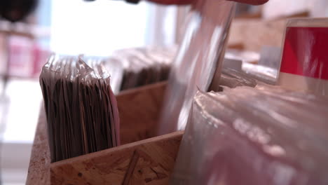 primer plano de manos clasificando discos en una tienda de discos