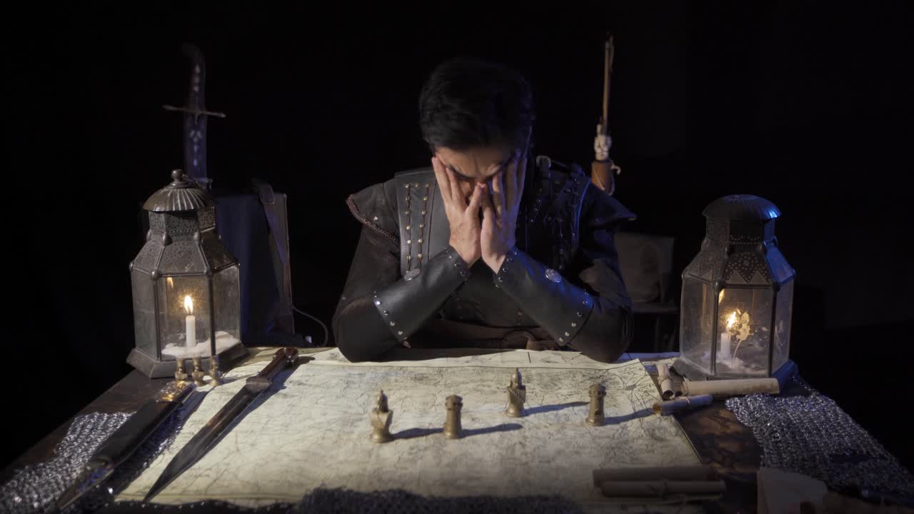 지도 작업을 하는 사령관은 화를 내죠.