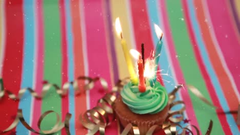 animación de confeti blanco sobre velas de cumpleaños encendidas y chispas en el pastel de cumpleaños