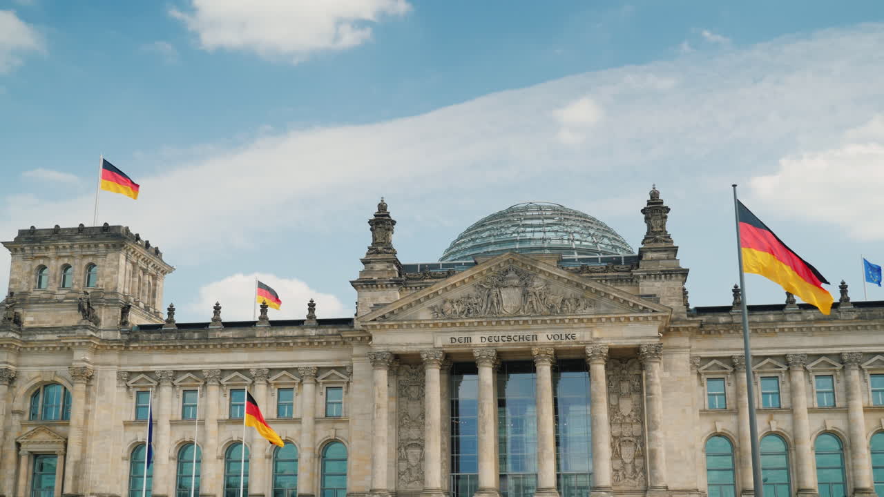 베를린 연방하원 건물 바람에 날리는 깃발