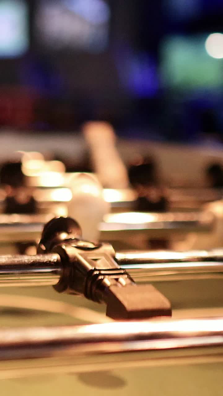 un intenso partido de futbolín en un bar animado