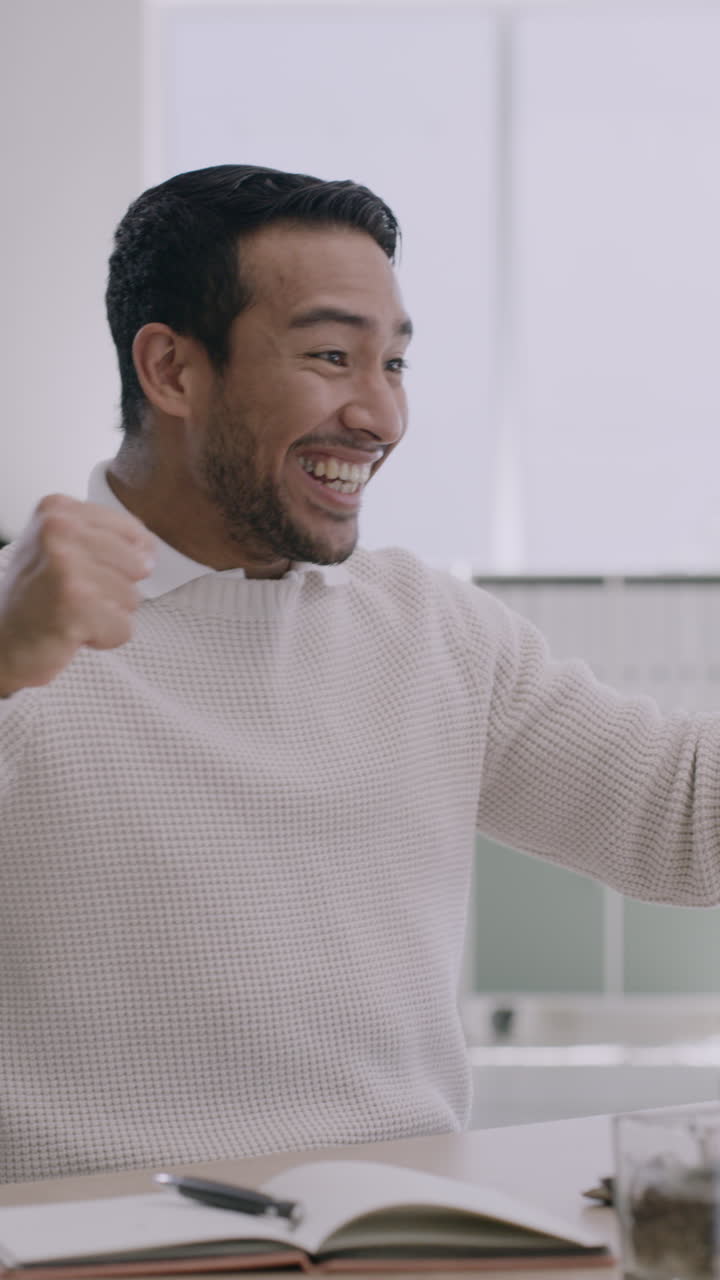 Uomo d'affari entusiasta che lancia carte per celebrare il successo