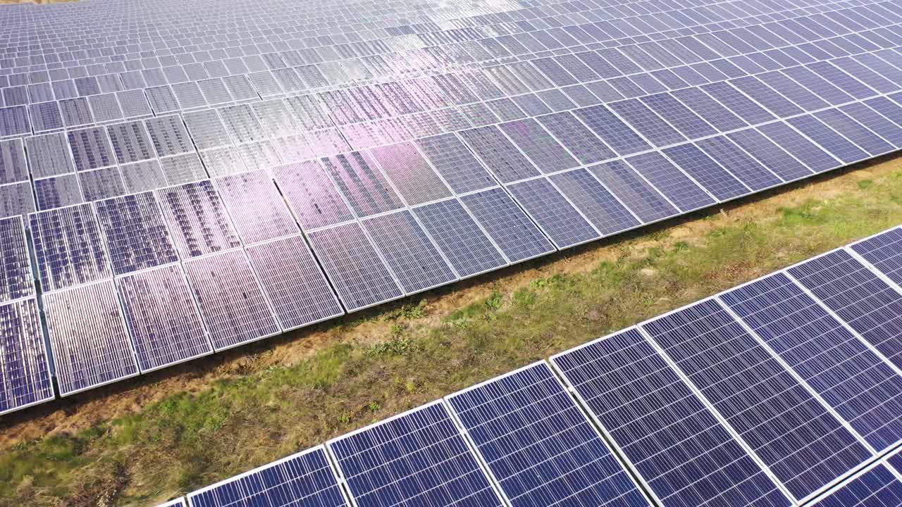 воздушный вид фотоэлектрических солнечных панелей. концепция чистой энергии, зеленой энергии, возобновляемой энергии. концепция альтернативной энергии.