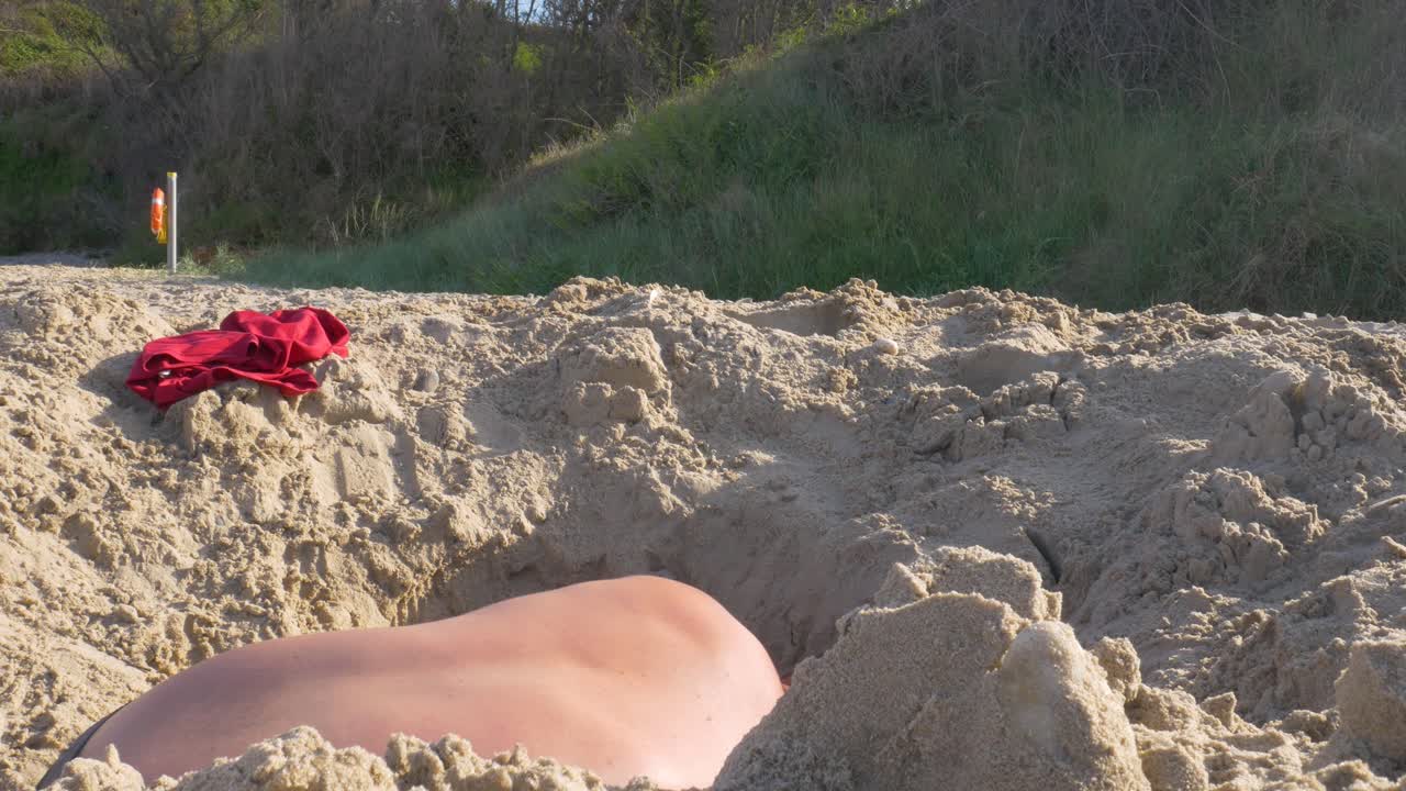 브리타스 베이 해변에서 보물을 찾는 탐욕스러운 구멍 파는 사람