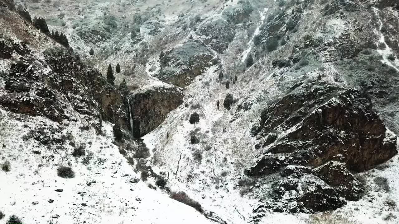 kegety 강 근처의 ala-too 범위 근처의 겨울에 kegety 폭포 bishek에서 tokmok을 지나는 멋진 하루 하이킹