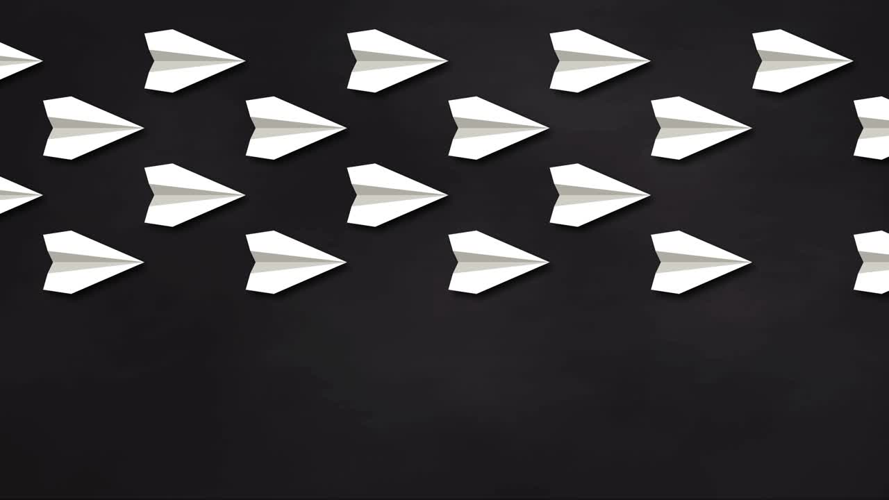 piensa de manera diferente concepto. el avión de papel rojo cambia de dirección.