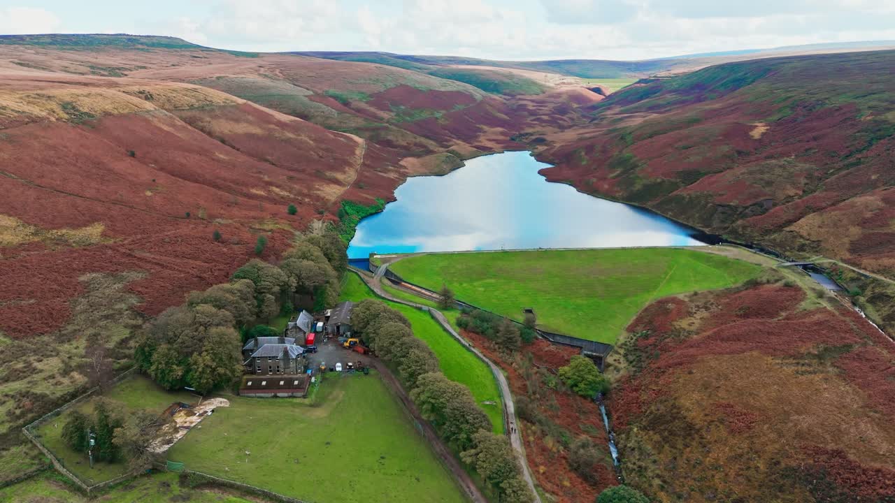 video aéreo de drones de la hermosa campiña inglesa, un paisaje salvaje que muestra páramos cubiertos de brezo, grandes lagos y agua azul