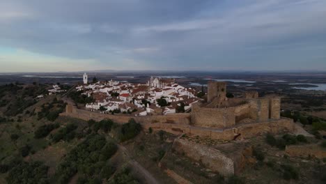 drone volando sobre el pueblo de monsaraz al atardecer, portugal