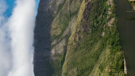 Las-Nubes-Ruedan-Sobre-La-Montaña-Mientras-El-Ferry-Ouaième-Navega-De-Pouébo-A-Hienghène,-Nueva-Caledonia