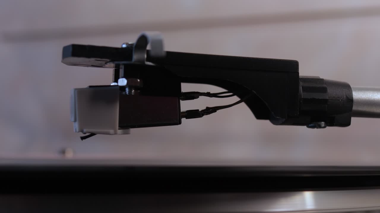 빈티지 클래식 비닐 레코드 플레이어에 바늘이 떨어집니다.