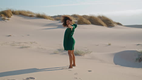 Mujer-Artista-Bailando-Arena-Desierto-Día-De-Verano.-Chica-Bailando.