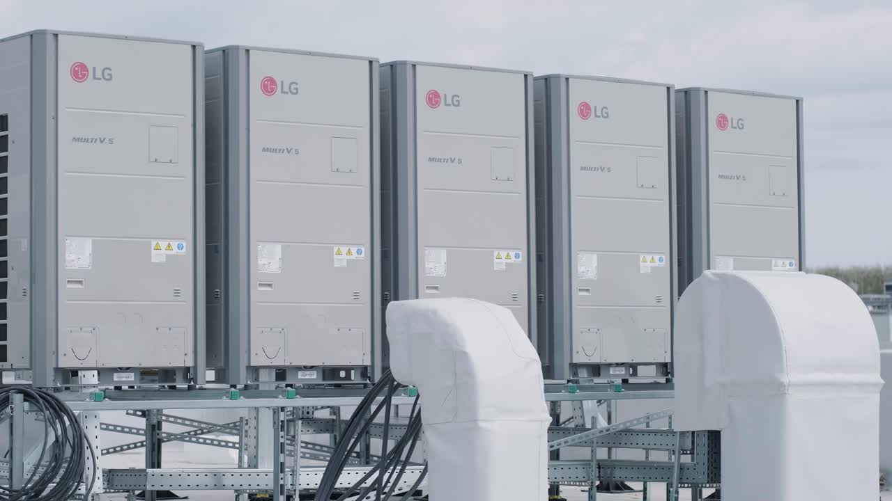 대규모 산업 시설의 에어컨 및 환기 시스템은 지붕에 위치하고 있으며 에어컨, 연기 배기가스 및 환기를 포함합니다.