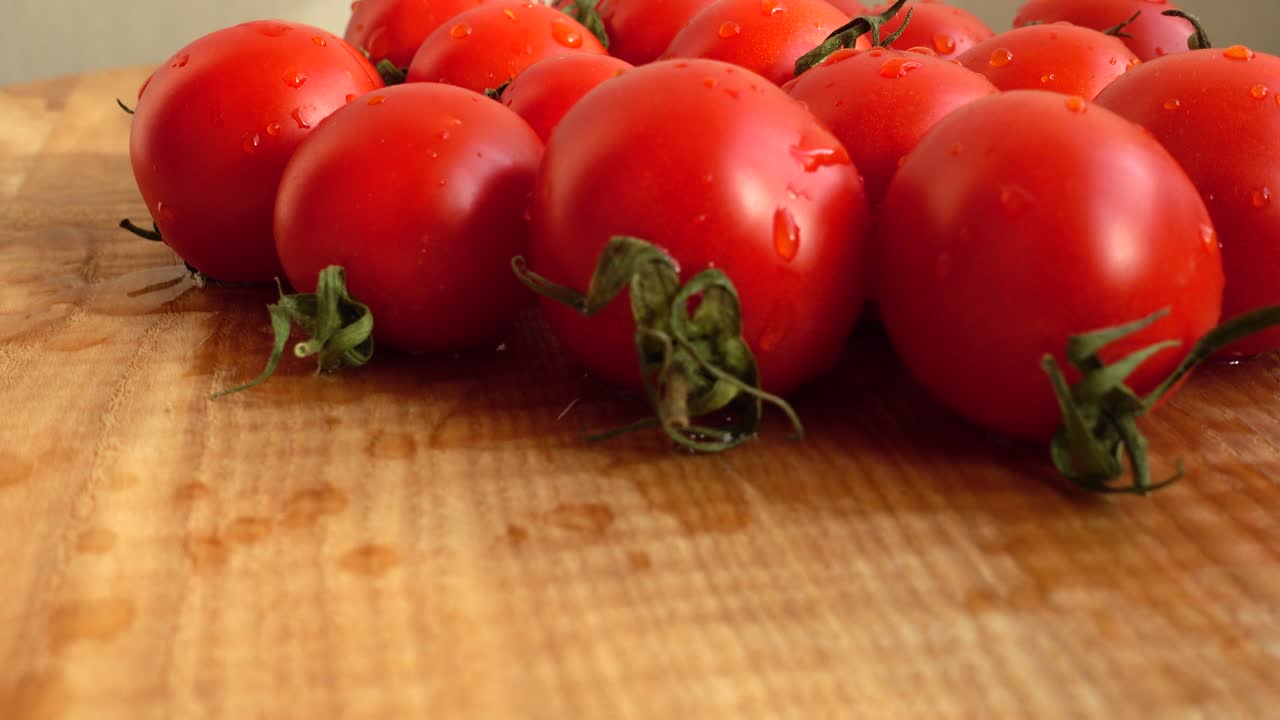 체리의 토마토는 움직임에서 총을 습니다.