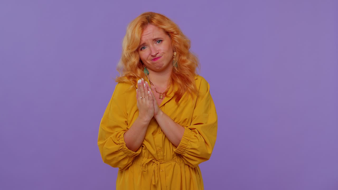 은 머리의 사랑스러운 소녀가 기도하고, 위를 올려다보며 소원을 하고, 하나님께 도움을 요청하고, 사과하고