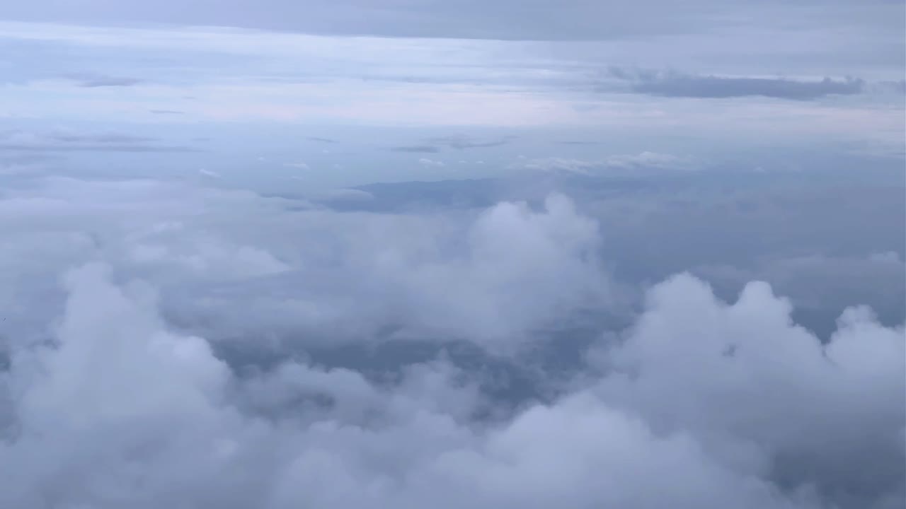 nubes blancas suaves flotan a través de un cielo sereno en una vista aérea pacífica a gran altitud