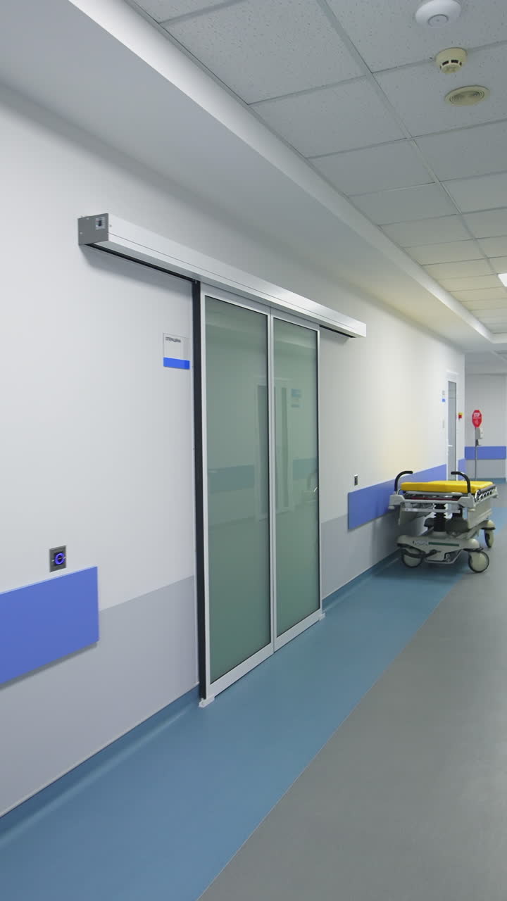 Corredor longo com portas. Corredor longo, vazio e iluminado em hospital