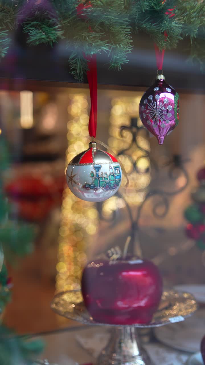 exhibición de ventana de navidad con adornos