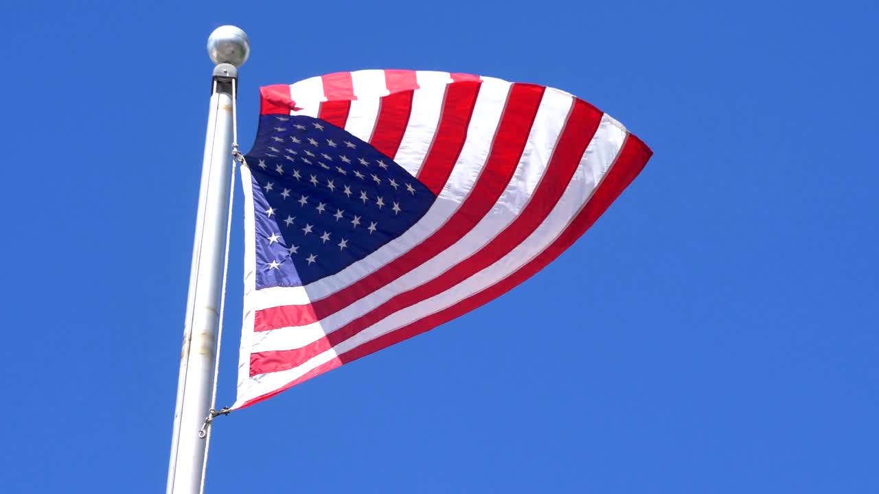 bandera de los estados unidos ondeando en el viento en 4k cámara lenta