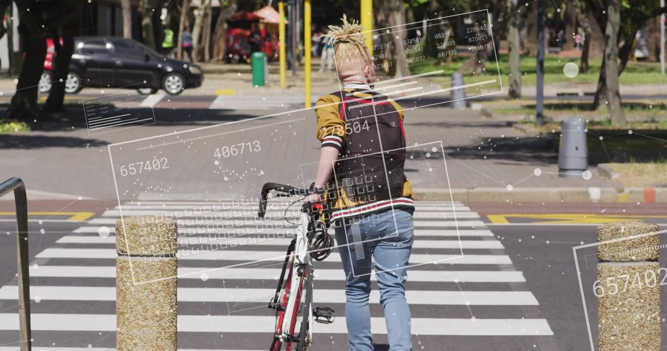 Pria melangkah di antara tiang mendorong sepeda melintasi zebra cross menuju taman dengan HUD melacaknya untuk teknologi.