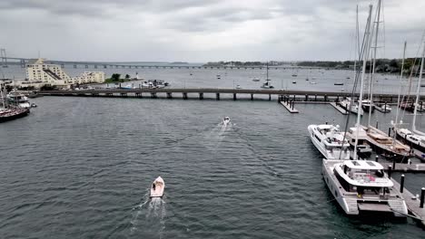 Antena-Siguiendo-Barcos-Al-Mar-En-Newport-Rhode-Island