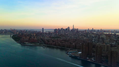 Beautiful-sunset-from-Williamsburg-Bridge-to-Downtown-and-Midtown-Manhattan,-aerial-Panoramic-shoot-of-New-York-2020-post-pandemic,-with-the-cleanest-and-free-of-pollution-sky-ever-seen-in-this-city