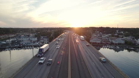 disparo estacionario sobre la mediana de la carretera en el puente con tráfico moderado en la hora dorada
