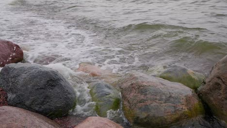 Olas-Del-Mar-Golpeando-Las-Piedras