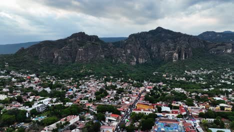 vista aérea volando sobre la ciudad mágica de tepoztlan en morelos, méxico nublado