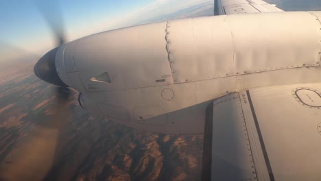 El-Ala-De-Un-Avión-Propulsado-Por-Hélice-A-Través-Del-Desierto-De-Baron