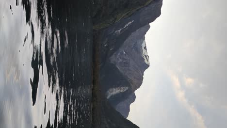 Eine-Gewaltige-Baumlawine-Hinterlässt-Die-Größte-Sichtbare-Weiße-Narbe-An-Den-Steilen-Bergwänden-Des-Milford-Sound,-Fjord,-Neuseeland