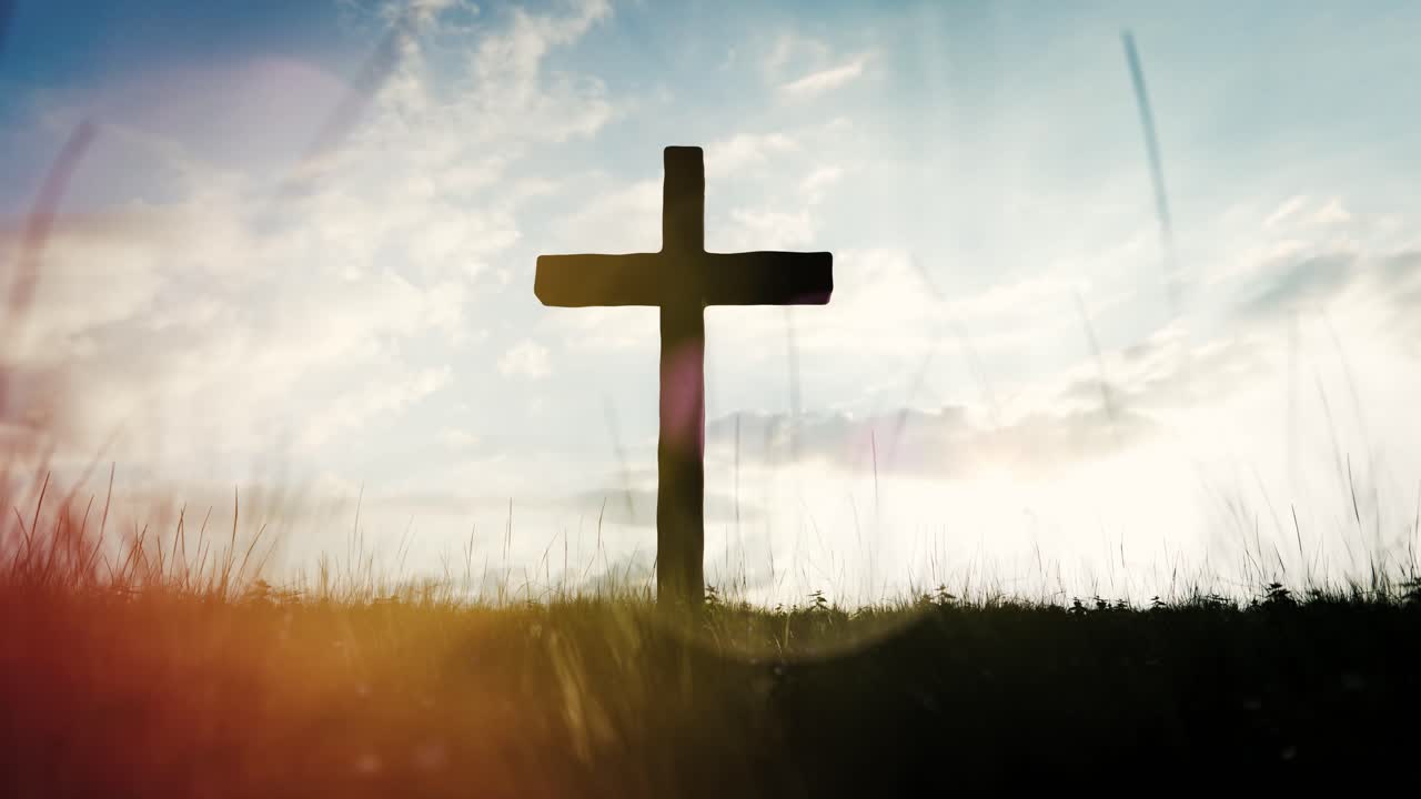 Christliche Kreuz-Silhouette vor bewölktem Himmel mit Lens Flare
